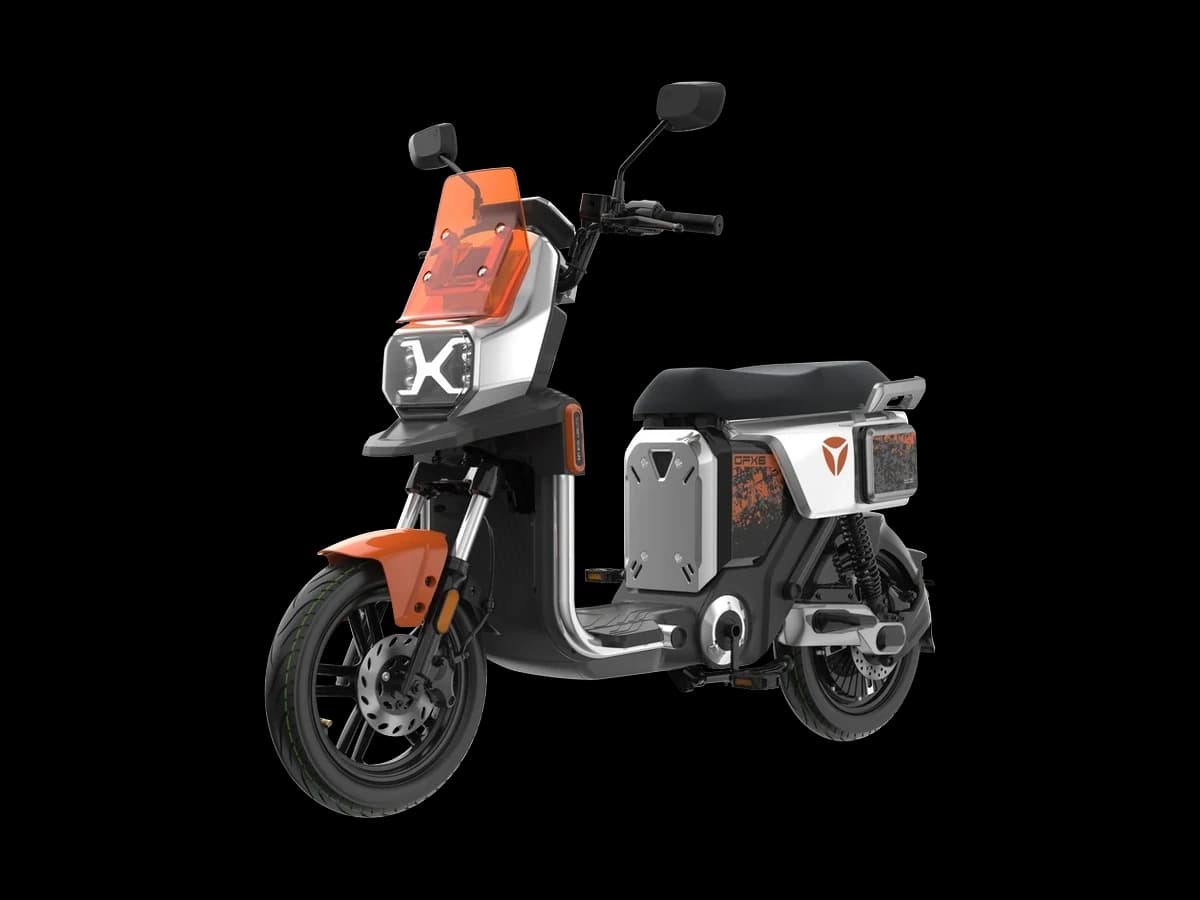 Bicimoto eléctrica YADEA GFX6 en blanco y naranja, vista de tres cuartos