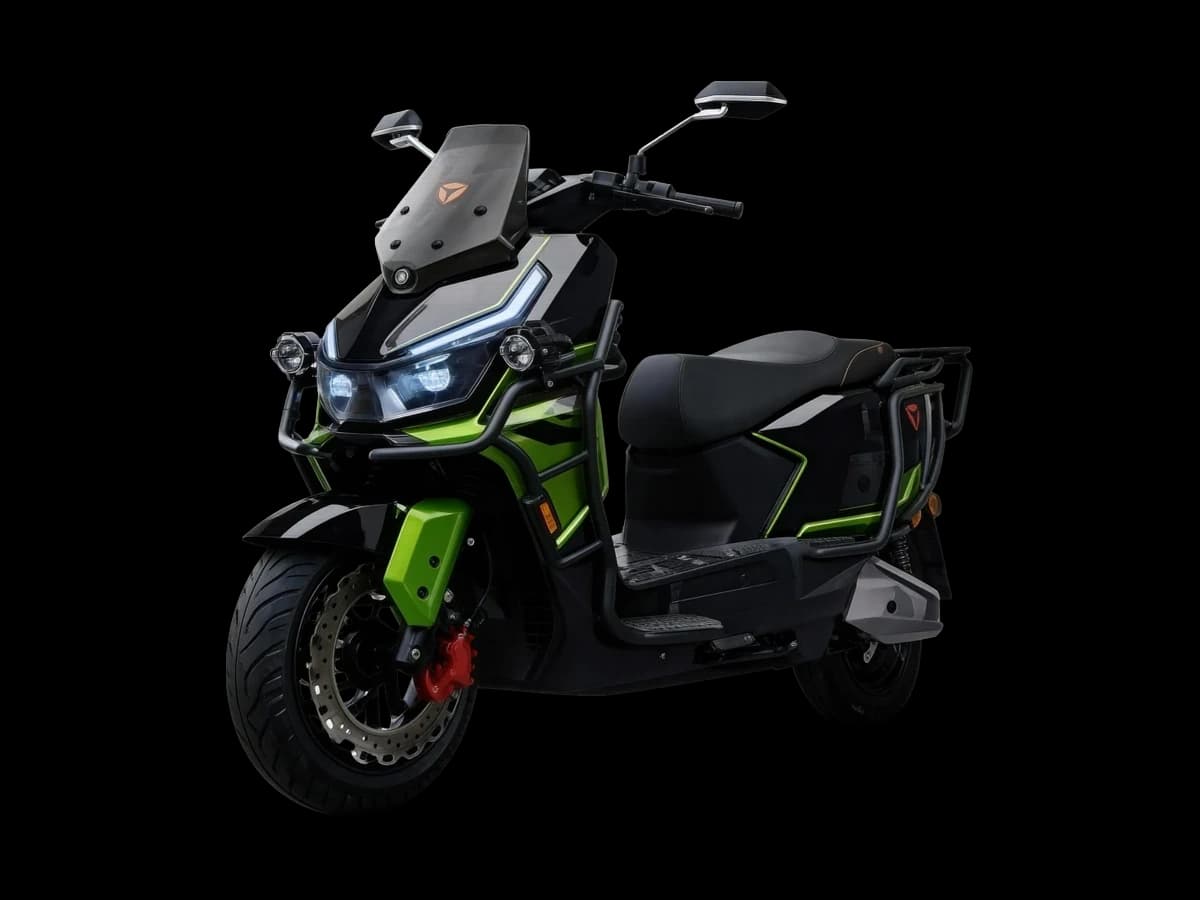 Scooter eléctrico YADEA GT70 con paragolpes delantero, vista de tres cuartos