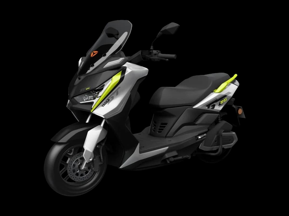 Scooter eléctrico de alto rendimiento YADEA GT80, vista de tres cuartos