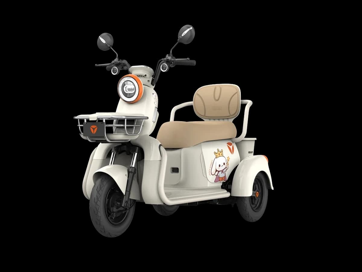 Triciclo eléctrico YADEA K7 en hueso con cesta delantera, vista de tres cuartos