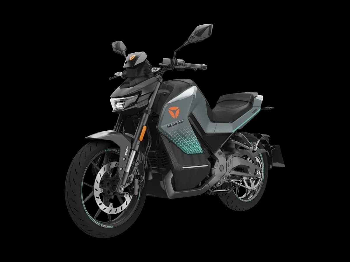Motocicleta eléctrica YADEA KEENESS, vista de tres cuartos delantera