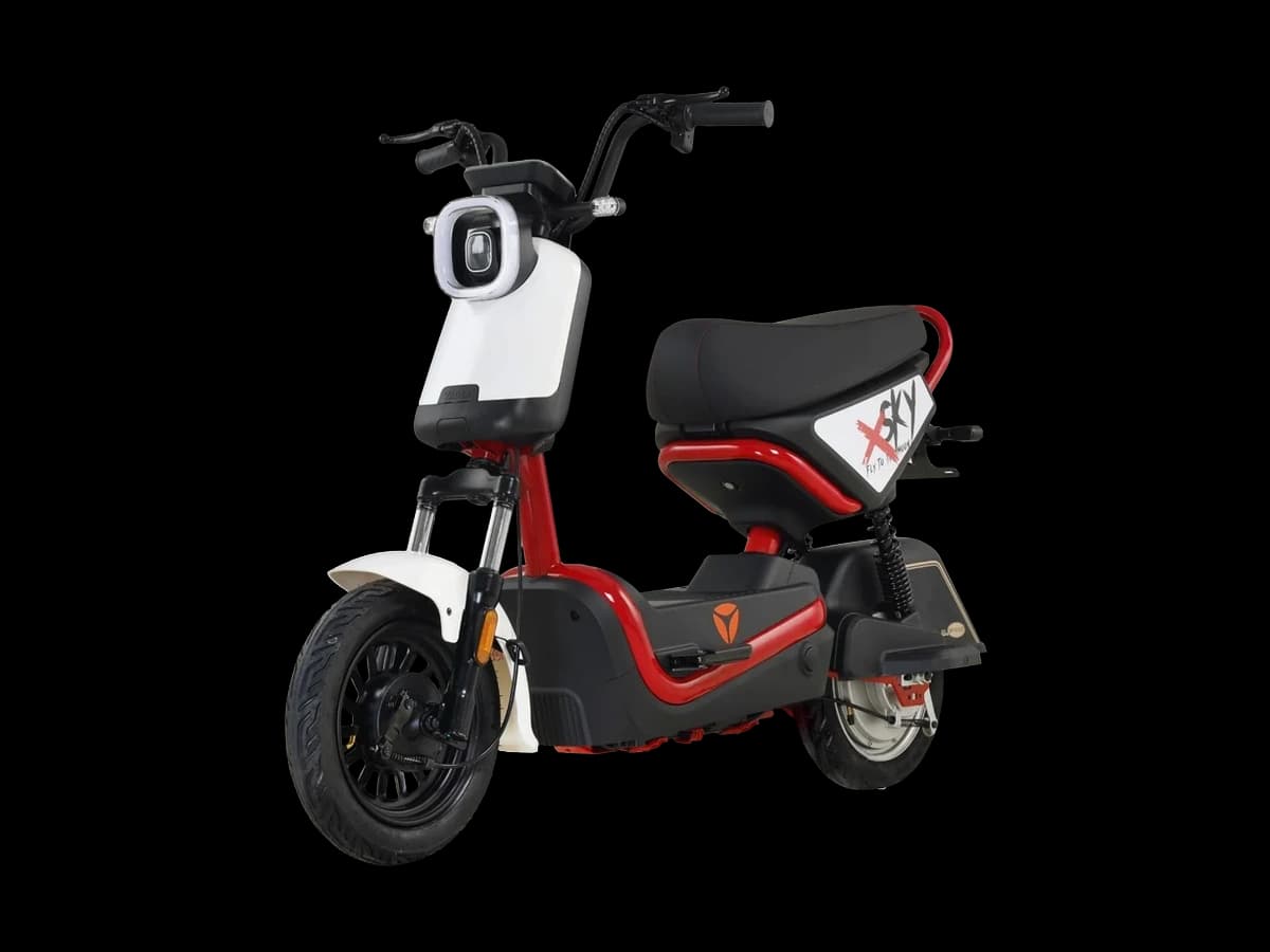 Bicimoto eléctrica YADEA X-SKY en blanco y rojo, vista de tres cuartos