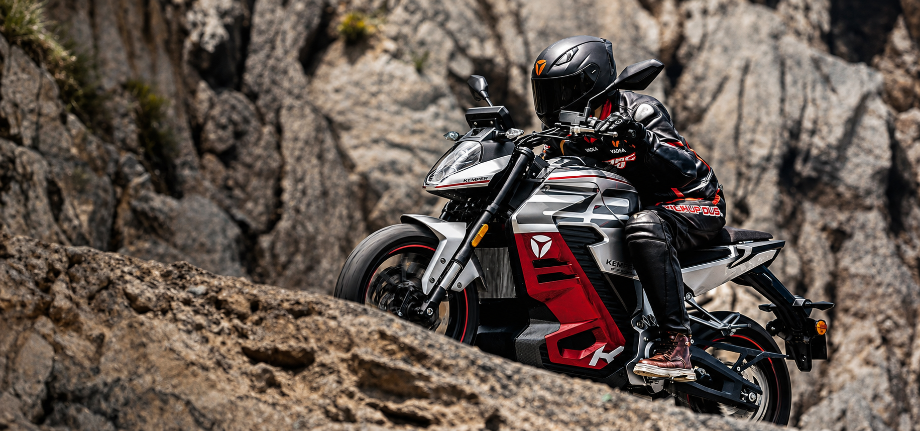 Motocicleta eléctrica YADEA KEMPER con piloto en terreno rocoso