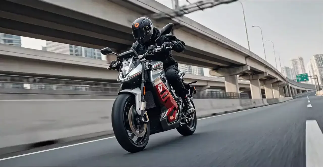 Piloto sobre una motocicleta eléctrica YADEA en una vía elevada